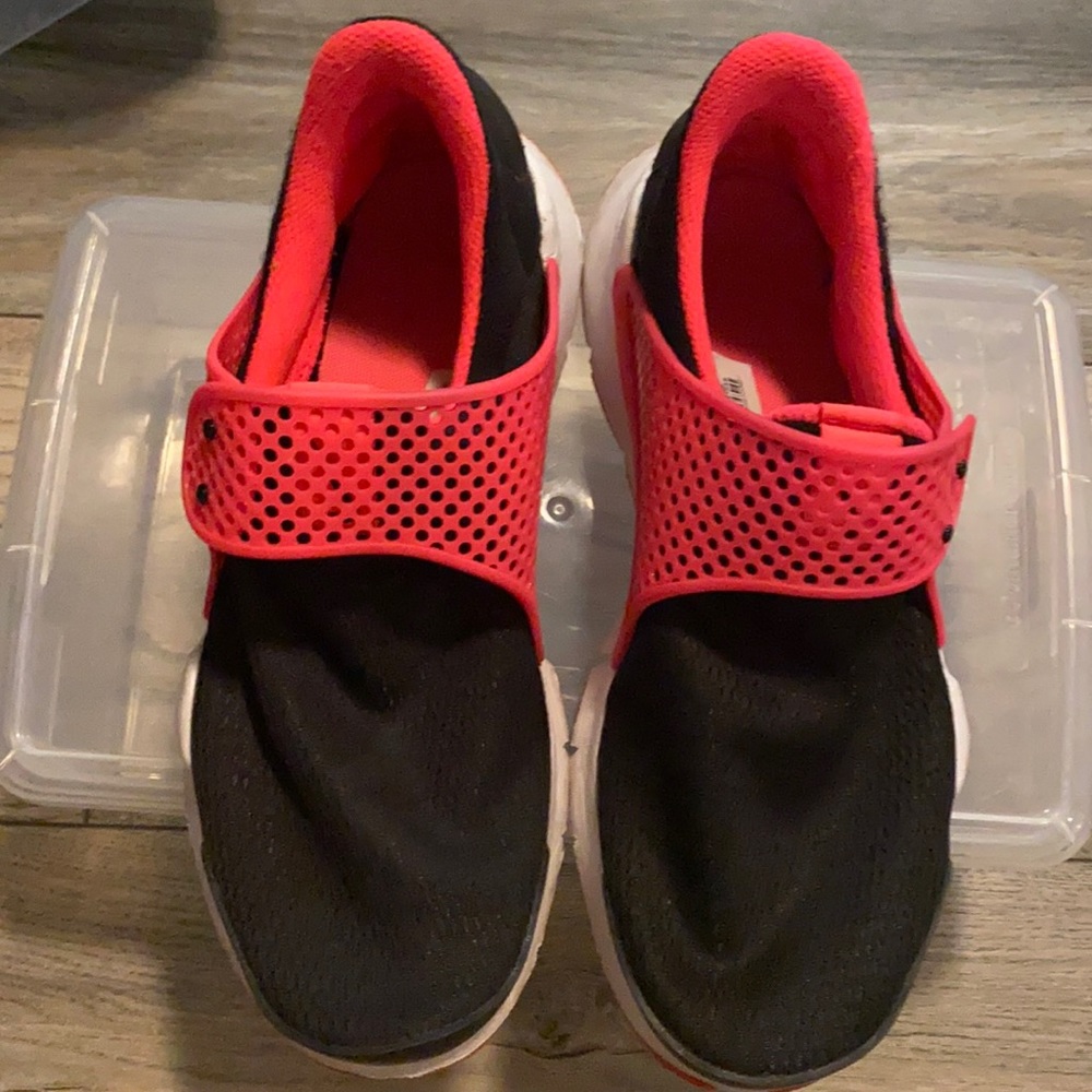 Nike Sock Dart Big Kids size 6y